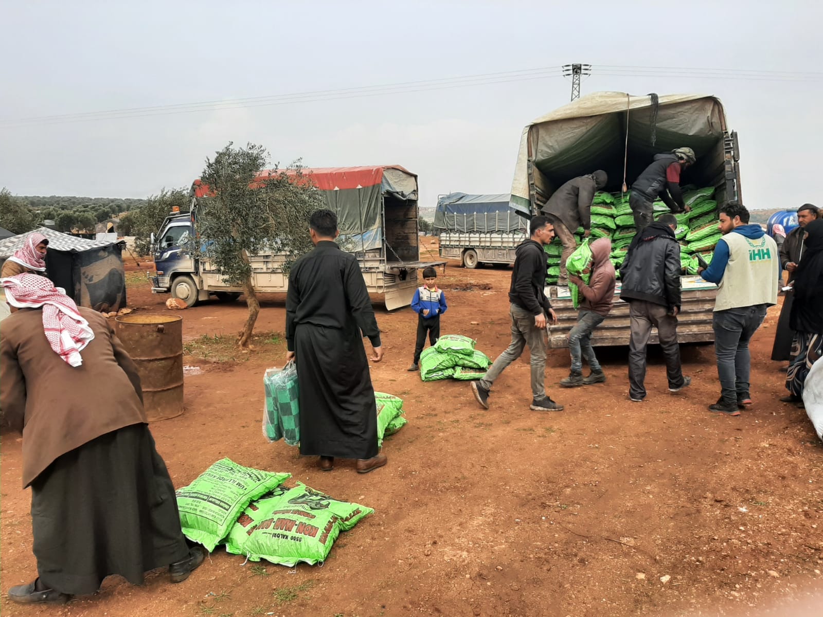 مساعدة سكان الخيام في الشمال السوري